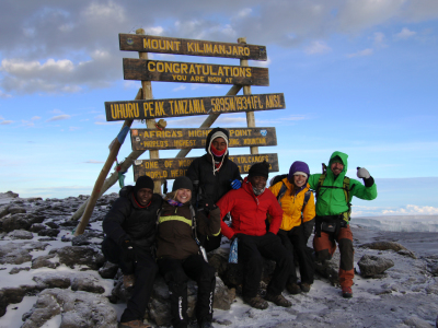 Dzień 8: Podejście szczytowe (5895 m n.p.m.)  – Mweka Camp (3100 m n.p.m.) 